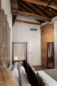 A bed or beds in a room at Hotel La Casa de Los Mosaicos