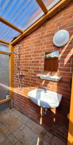 Bilik mandi di Ferienbungalows am See