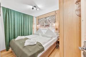 Postel nebo postele na pokoji v ubytování Tonbach 110, Schwimmbad, Sauna, Solarium, Balkon + 28 fotografií