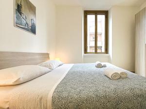 A bed or beds in a room at Along the Canal smart flat Naviglio - 4 people