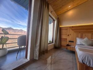 Postel nebo postele na pokoji v ubytování Hotel On The Edge Top Rated & Awarded Property