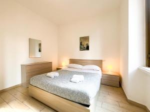 A bed or beds in a room at Along the Canal smart flat Naviglio - 4 people