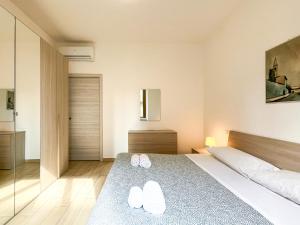 A bed or beds in a room at Along the Canal smart flat Naviglio - 4 people
