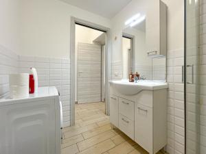 A bathroom at Along the Canal smart flat Naviglio - 4 people