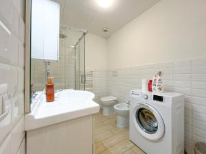 A bathroom at Along the Canal smart flat Naviglio - 4 people