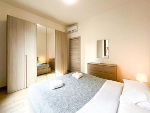 A bed or beds in a room at Along the Canal smart flat Naviglio - 4 people