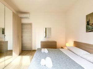 A bed or beds in a room at Along the Canal smart flat Naviglio - 4 people