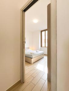 A bed or beds in a room at Along the Canal smart flat Naviglio - 4 people