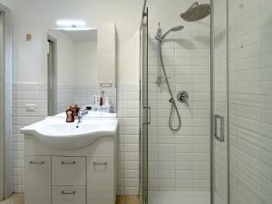 A bathroom at Along the Canal smart flat Naviglio - 4 people