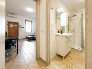A bathroom at Along the Canal smart flat Naviglio - 4 people