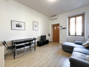A seating area at Along the Canal smart flat Naviglio - 4 people
