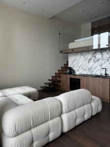 Posezení v ubytování SkySpa Apartments - апартаменти з джакузі на терасі з видом на Печерськ