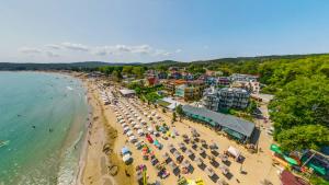 una vista aérea de una playa con multitud de personas en Апартаменти с чадъри и шезлонги на плажа - Свети Никола Каваците, en Sozopol