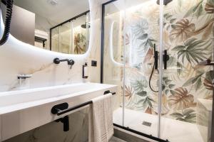 Karma6Rooms - in Sicilia nel centro di Catania في كاتانيا: حمام مزود بدش ومغسلة +88 صورة