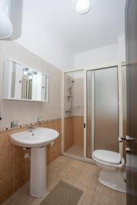 Koupelna v ubytování Hotel Albania + 37 fotografií