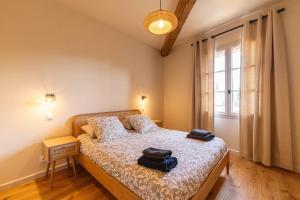 a bedroom with a bed with two towels on it at OUSTAU DE MARIE in Saint-Rémy-de-Provence