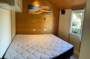 Posteľ alebo postele v izbe v ubytovaní Le cap d Agde Chalet les pescalunes - vue mer