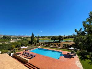Bazén v ubytování 3 bedroom Villa Limni with private pool and gardens, Aphrodite Hills Resort nebo v jeho okolí