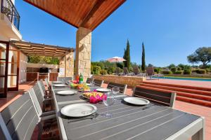 Balkón nebo terasa v ubytování 3 bedroom Villa Limni with private pool and gardens, Aphrodite Hills Resort