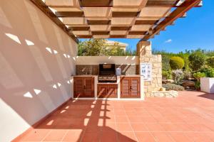 Fotografie z fotogalerie ubytování 3 bedroom Villa Limni with private pool and gardens, Aphrodite Hills Resort v destinaci Kouklia