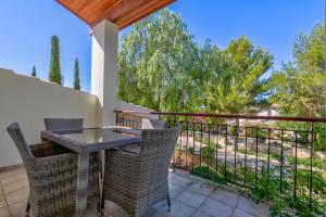 Balkón nebo terasa v ubytování 3 bedroom Villa Limni with private pool and gardens, Aphrodite Hills Resort