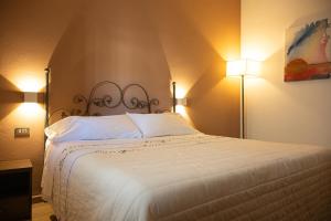 A bed or beds in a room at Albergo Del Chianti
