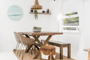 a dining room with a wooden table and chairs at Abasea You'll love it in Byron Bay
