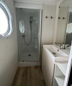 Et badeværelse på Mobilhome 6 places 4 etoiles