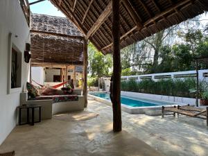Piscina de la sau aproape de Mbili Villas - 2 Villas with outdoor kitchen & pool
