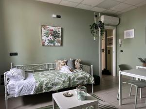Postel nebo postele na pokoji v ubytování BOTANICAL SUITE