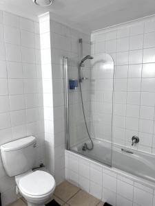 un bagno con doccia, WC e vasca di City view lodge a Città del Capo