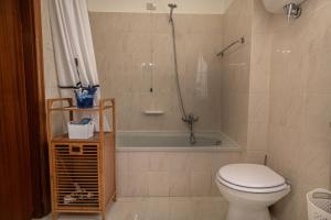 un bagno con doccia, WC e vasca di Pace e Bene ad Assisi Altre 32 foto