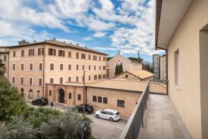 una vista dal balcone di un edificio di Pace e Bene ad Assisi