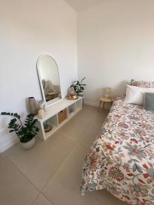 蒙托鲁Logement charmant avec vue magique的带床和镜子的卧室