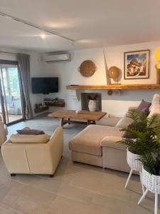 TV a/nebo společenská místnost v ubytování Villa Portitxol en Moraira