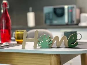 a table with a sign that says mom on it at Saint Maurice Design Home in Stiring-Wendel
