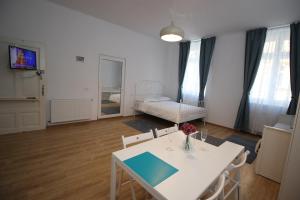 a living room with a white table and chairs at Under Tampa Grand Studio in Braşov