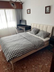 ein Schlafzimmer mit einem Bett und einem Tisch in einem Zimmer in der Unterkunft Cullera-Apartment in Cullera + 11 Fotos