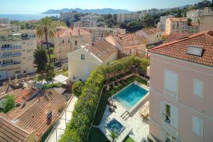 an aerial view of a building with a swimming pool at FRGK "VILLA La Cote D'Azur" in Cannes