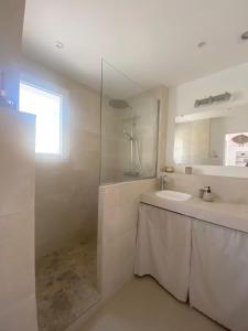 蒙托鲁Logement charmant avec vue magique的带水槽和镜子的白色浴室