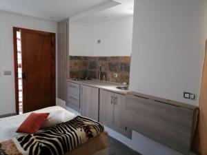 Postel nebo postele na pokoji v ubytování Studio Sahloul