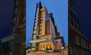 卡卡纳德Clarion Hotel Khayal Kochi, Infopark的两座高楼旁的建筑,有酒店标志