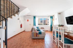 TV a/nebo společenská místnost v ubytování Cozy Townhouse in Soneja