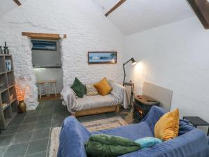 un salon avec un canapé et une table dans l'établissement Anchor Light, à Pembroke