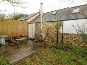 une terrasse avec un grill et une clôture dans l'établissement Anchor Light, à Pembroke