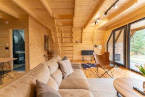ein Wohnzimmer mit Couch und Tisch in der Unterkunft Mountain homes Durmitor 2 in Žabljak
