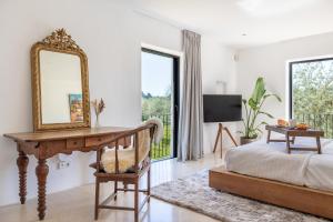 Μια τηλεόραση ή/και κέντρο ψυχαγωγίας στο Elegant Blakstad Villa in Ibizas Heart I 4 Bedrooms Private Pool Fenced
