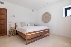 Ένα ή περισσότερα κρεβάτια σε δωμάτιο στο Elegant Blakstad Villa in Ibizas Heart I 4 Bedrooms Private Pool Fenced +38 φωτογραφίες