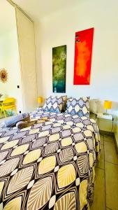 een slaapkamer met een bed en schilderijen aan de muur bij Au son des Cigales in Cassis