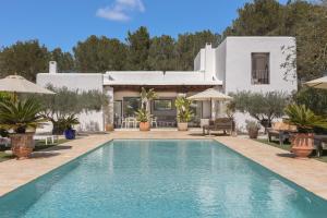 Πισίνα στο ή κοντά στο Elegant Blakstad Villa in Ibizas Heart I 4 Bedrooms Private Pool Fenced